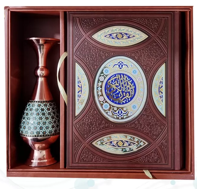 عکس شماره 1 کتاب قرآن وزیری گلاسه جعبه‌دار بدون ترجمه با گلدان خاتم 110320